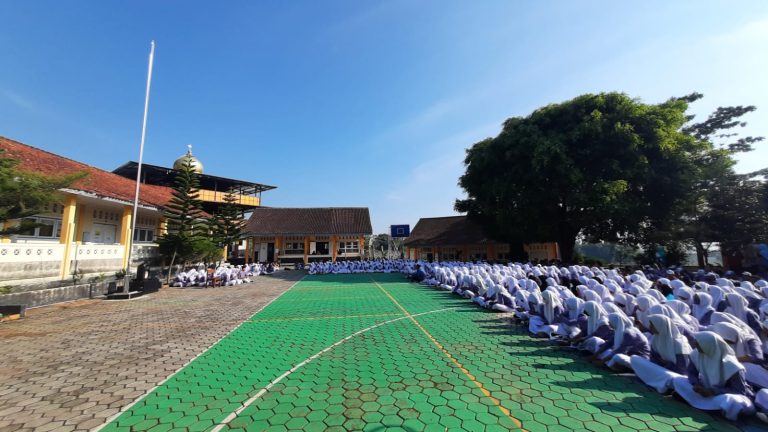 MENUMBUHKAN MINAT SISWA DALAM LITERASI DAN KREASI MELALUI PEMBIASAAN PAGI